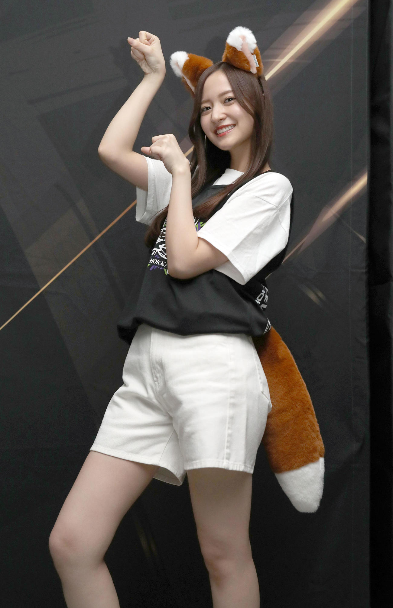 きつねの耳としっぽをつけてポーズを決める乃木坂46・金川紗耶（撮影・佐藤翔太）