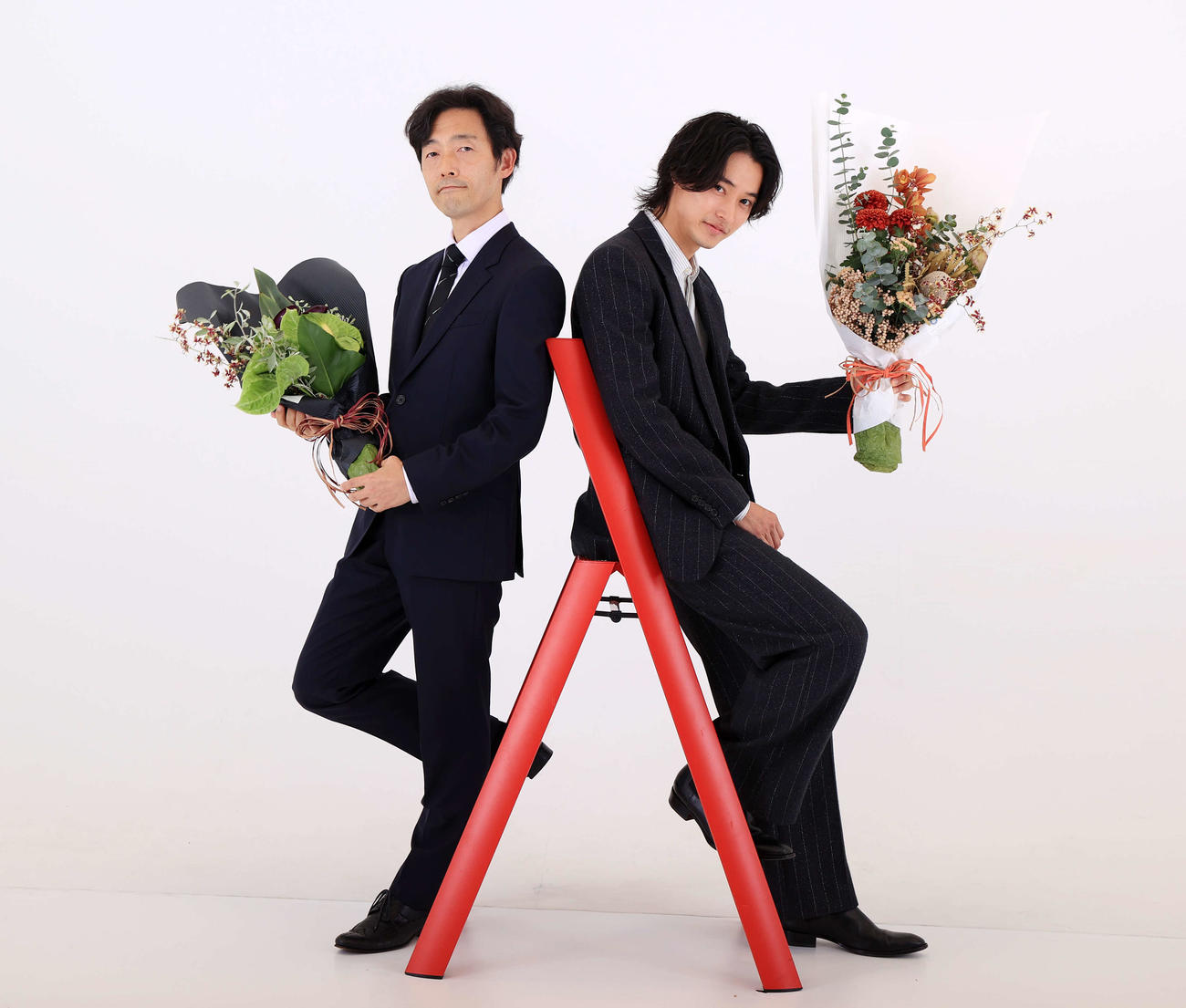 石原裕次郎賞を受賞した佐藤信介監督（左）と山崎賢人（右）はクールにポーズ