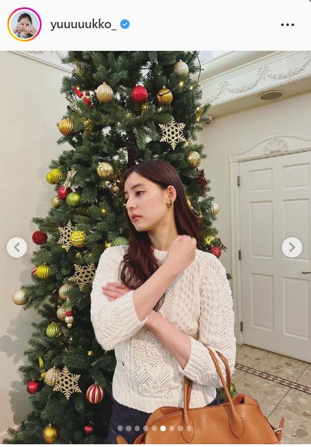 新木優子がクリスマスツリーの前で撮影ショット公開「ありがとうご