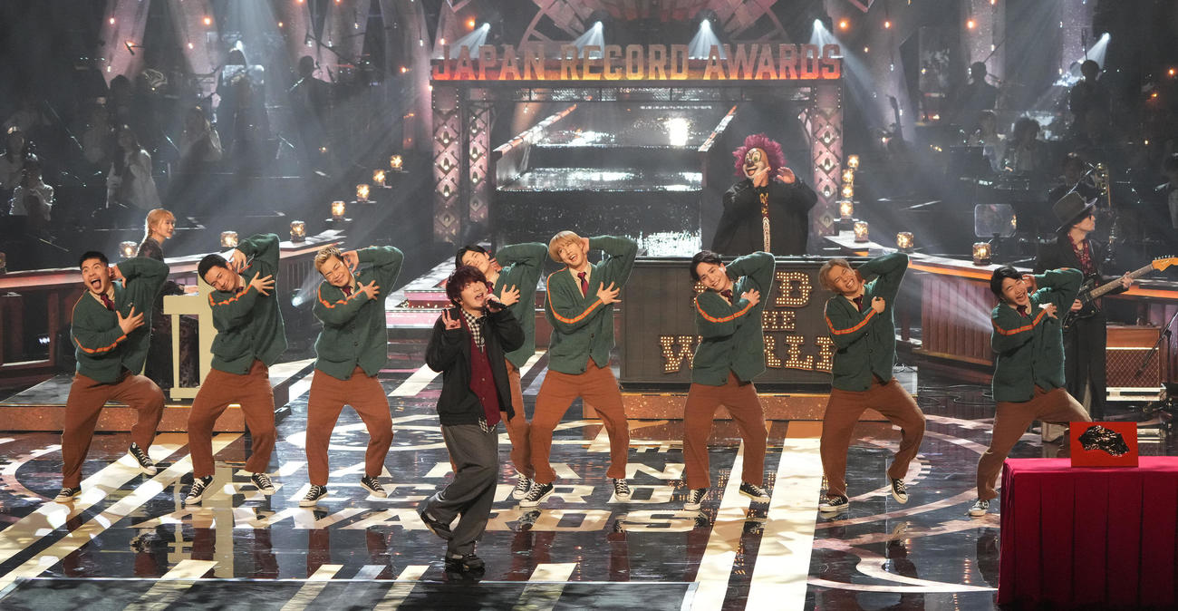 日本レコード大賞を受賞し「Habit」を披露するSEKAI NO OWARI（撮影・狩俣裕三）