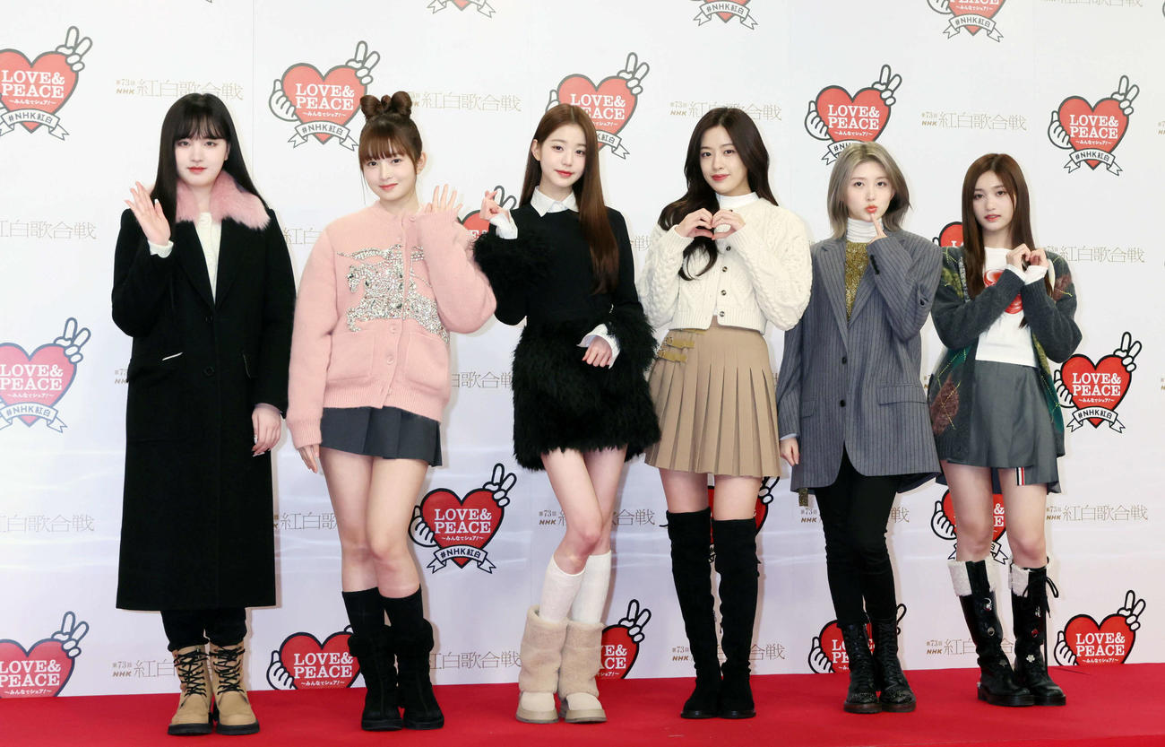 「第73回NHK紅白歌合戦」リハーサルで取材に応じるIVE。左からLIZ、REI、WONYOUNG、YUJIN、GAEUL、LEESEO（代表撮影）