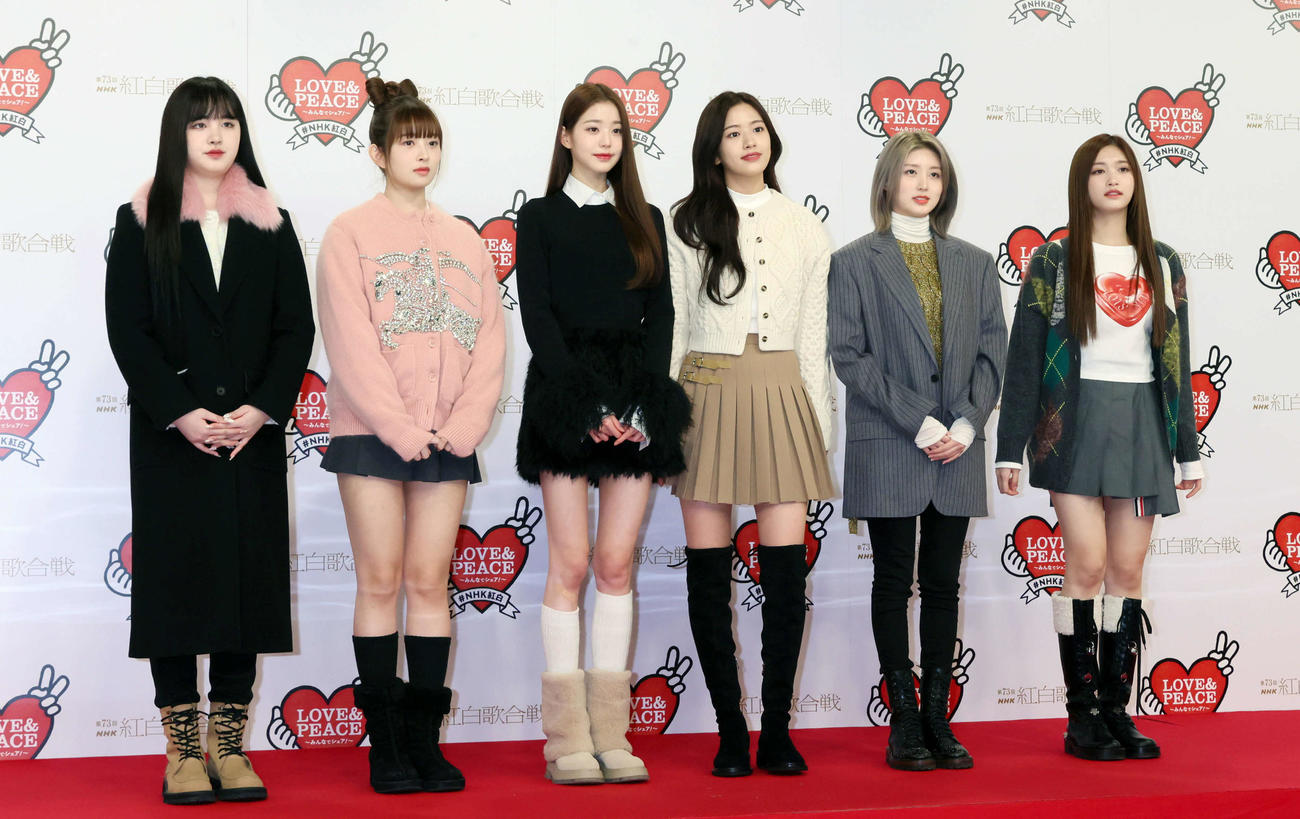 「第73回NHK紅白歌合戦」リハーサルで取材に応じるIVE。左からLIZ、REI、WONYOUNG、YUJIN、GAEUL、LEESEO（代表撮影）