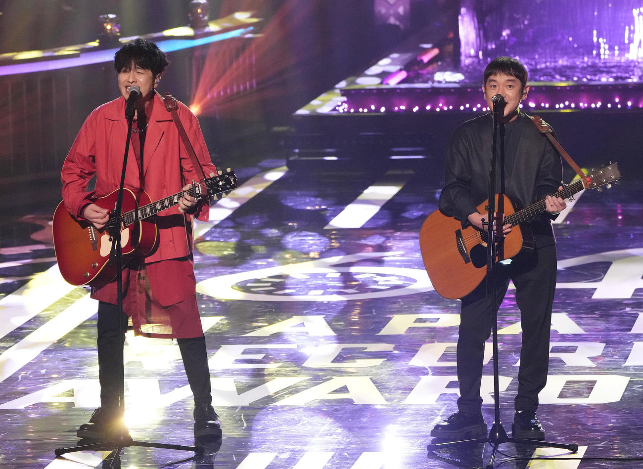 特別賞を受賞しパフォーマンスするゆずの北川悠仁（左）と岩沢厚治（撮影・狩俣裕三）