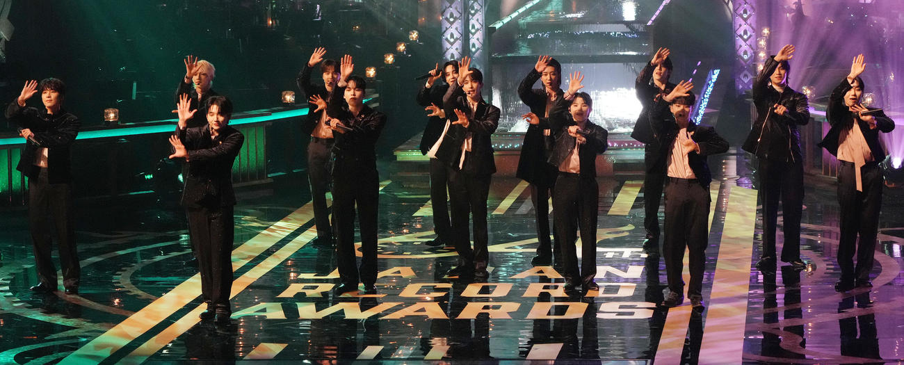 特別国際音楽賞を受賞し「DREAM」を披露するSEVENTEEN（撮影・狩俣裕三）