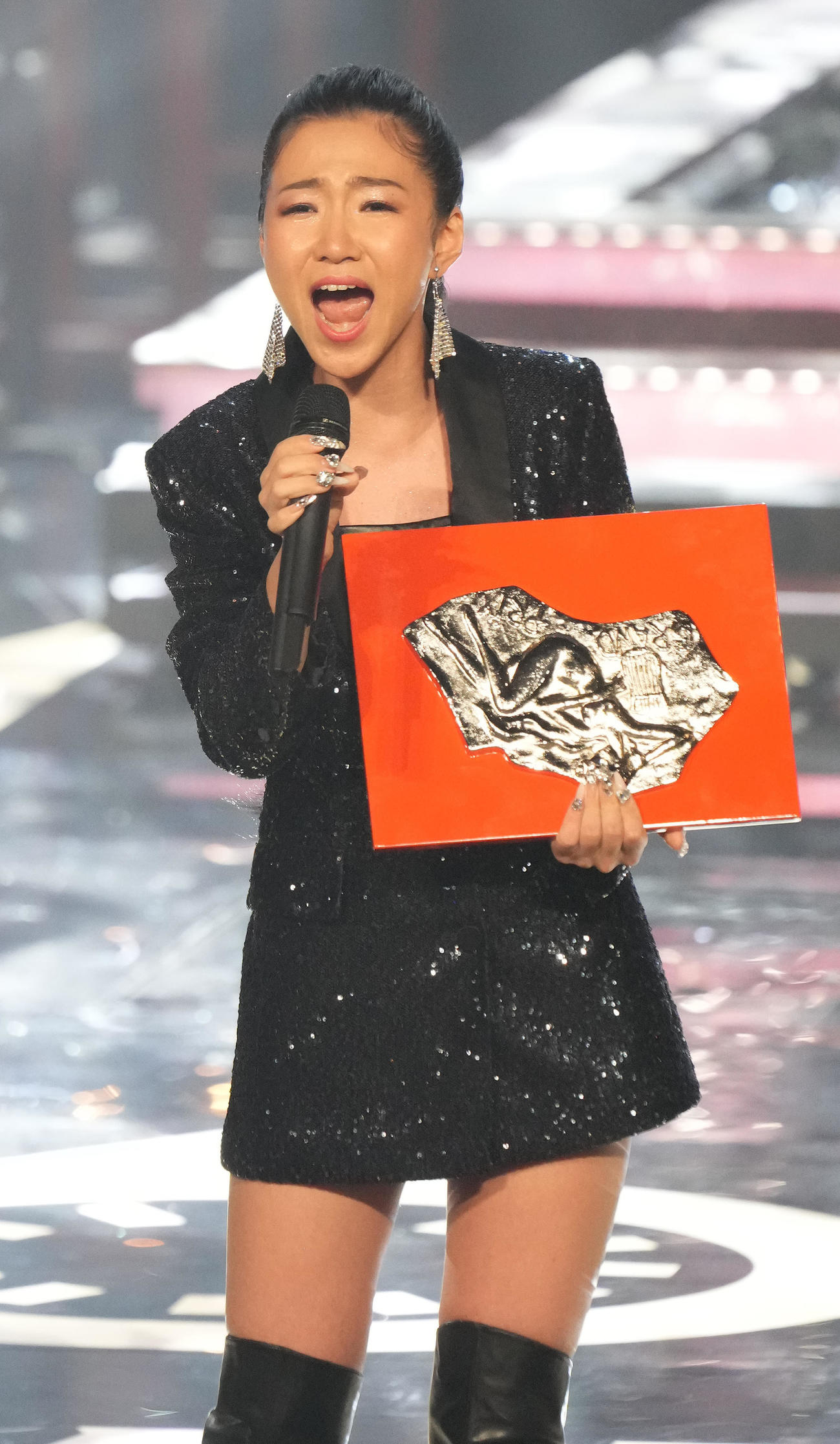 最優秀新人賞に選ばれた田中あいみは「大阪ロンリネス」を披露する（撮影・狩俣裕三）