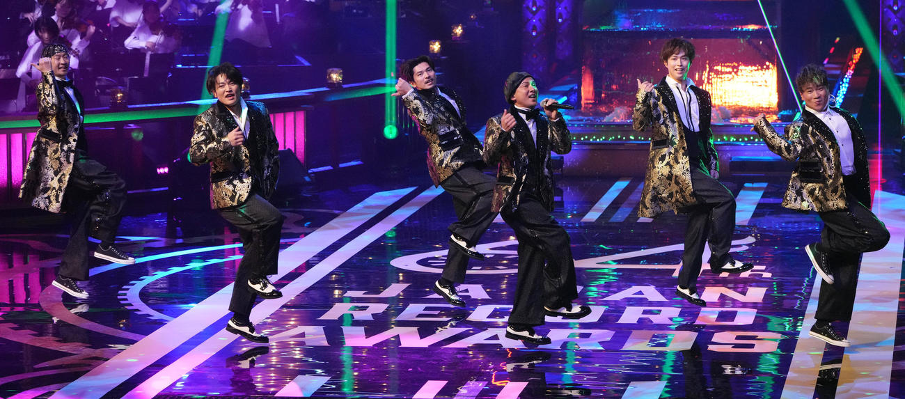 特別賞を受賞し、25周年メドレーを披露するDA PUMP。右から3人目はISSA（撮影・狩俣裕三）