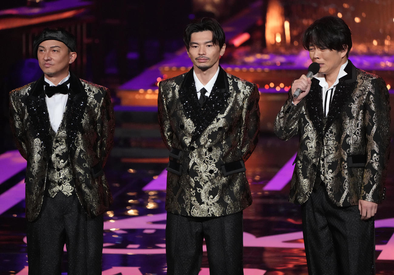 特別賞を受賞したDA PUMPのKENZO（右）は涙する。左はISSA（撮影・狩俣裕三）