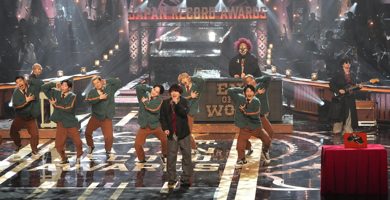 日本レコード大賞を受賞し「Habit」を披露するSEKAI NO OWARI（撮影・狩俣裕三）