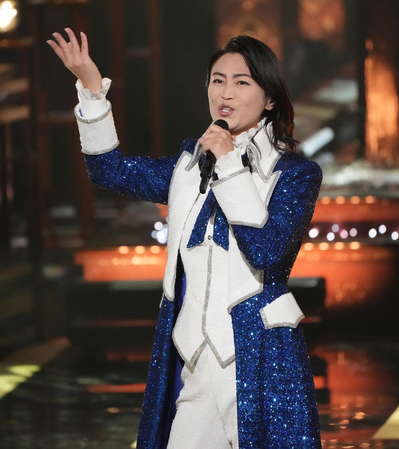 優秀作品賞を受賞し「甲州路」を披露する氷川きよし（撮影・狩俣裕三）