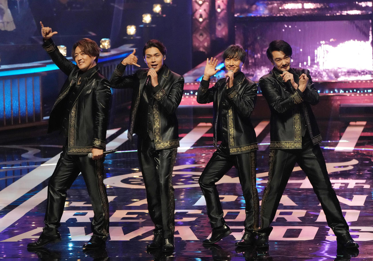 優秀作品賞を受賞し「君を奪い去りたい」を披露する純烈。左から酒井一圭、白川裕二郎、後上翔太、小田井涼平（撮影・狩俣裕三）