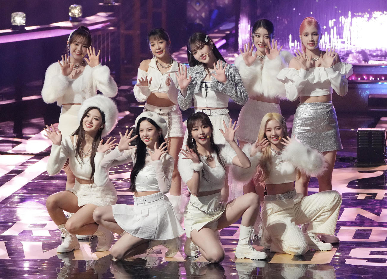 「WADADA（Japanese ver．）」を披露した後、手を振るKep1er（撮影・狩俣裕三）