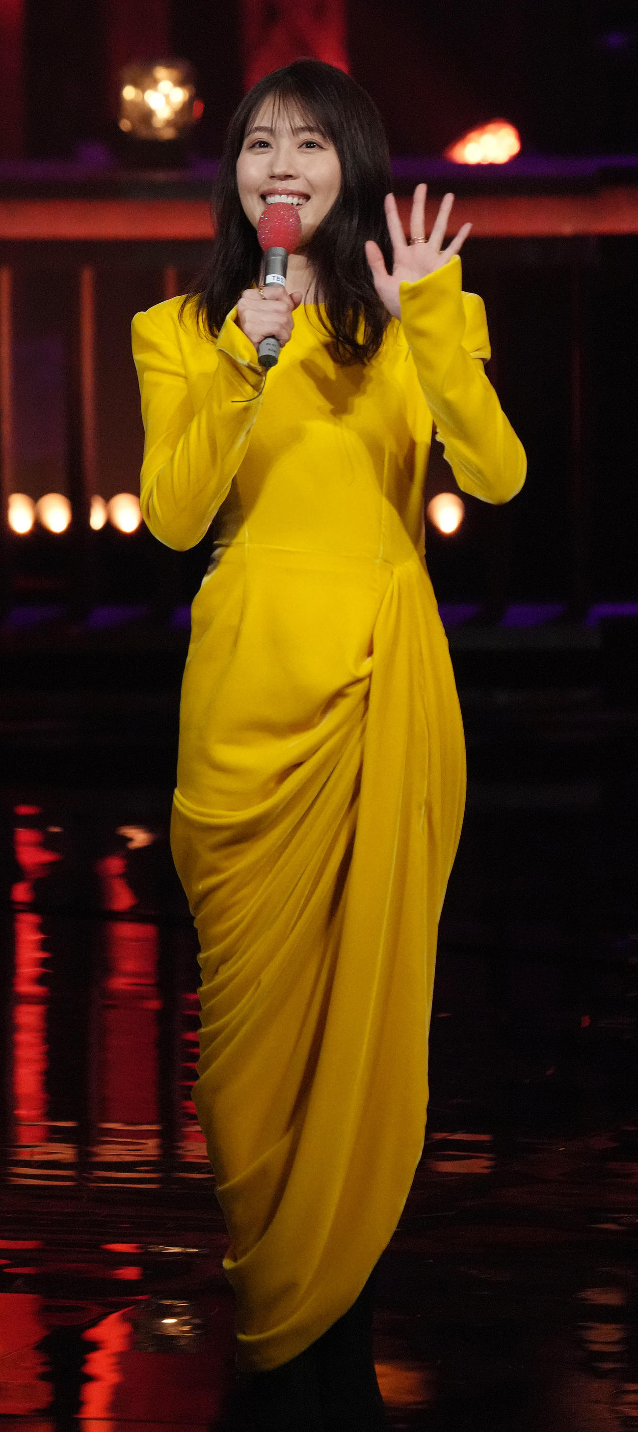 司会を務める有村架純は笑顔で手を振る（撮影・狩俣裕三）