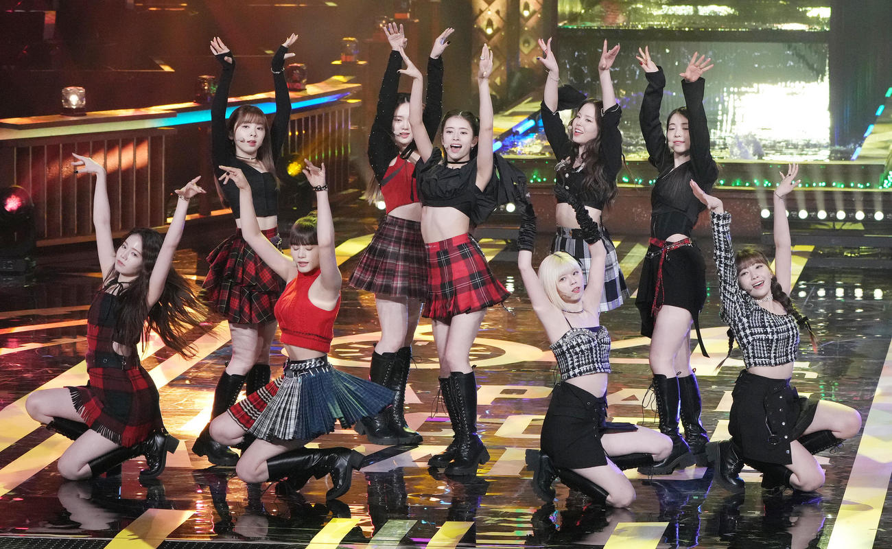 優秀作品賞を受賞し「CLAP CLAP」を披露するNiziU（撮影・狩俣裕三）