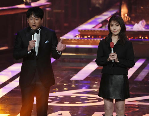 司会を務めるTBS安住紳一郎アナウンサー（左）と有村架純（撮影・狩俣裕三）