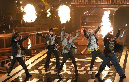 優秀作品賞を受賞し「スターマイン」を披露するDa－iCE（撮影・狩俣裕三）