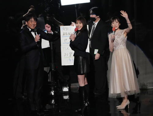 本番前、客席に手を振る、左からTBS安住紳一郎アナウンサー、有村架純、江藤愛アナウンサー（撮影・狩俣裕三）