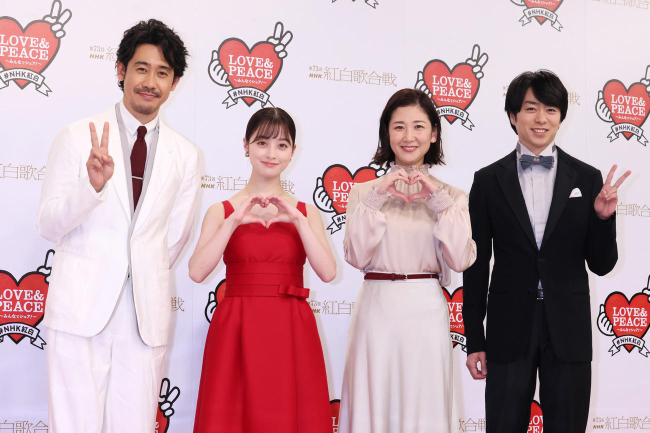 NHK紅白歌合戦のリハーサルでフォトセッションに臨む司会の、左から大泉洋、橋本環奈、桑子真帆アナウンサー、櫻井翔（代表撮影）