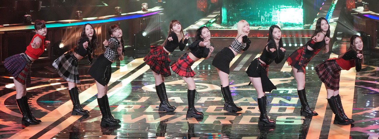 優秀作品賞を受賞し「CLAP CLAP」を披露するNiziU（撮影・狩俣裕三）