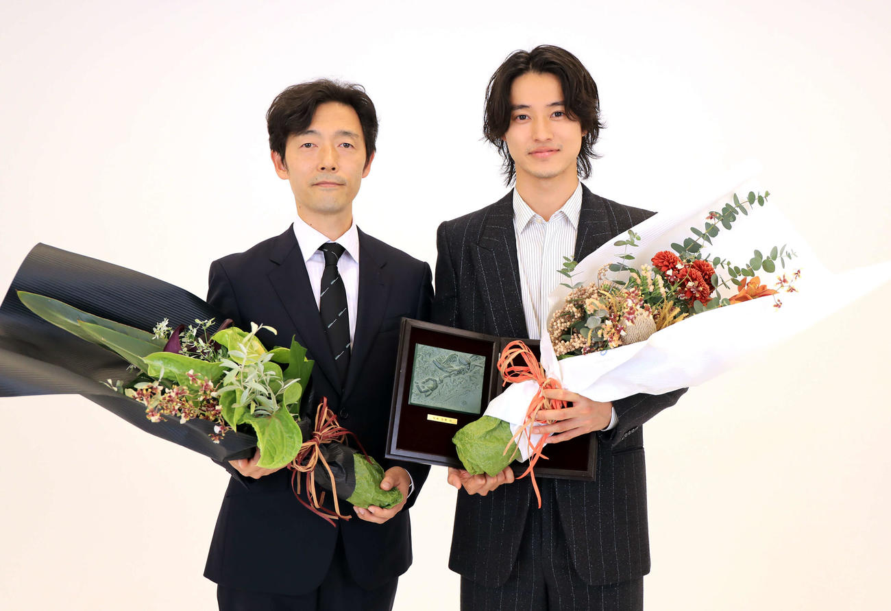 「キングダム2　遥かなる大地へ」で石原裕次郎賞の佐藤信介監督（左）と山崎賢人