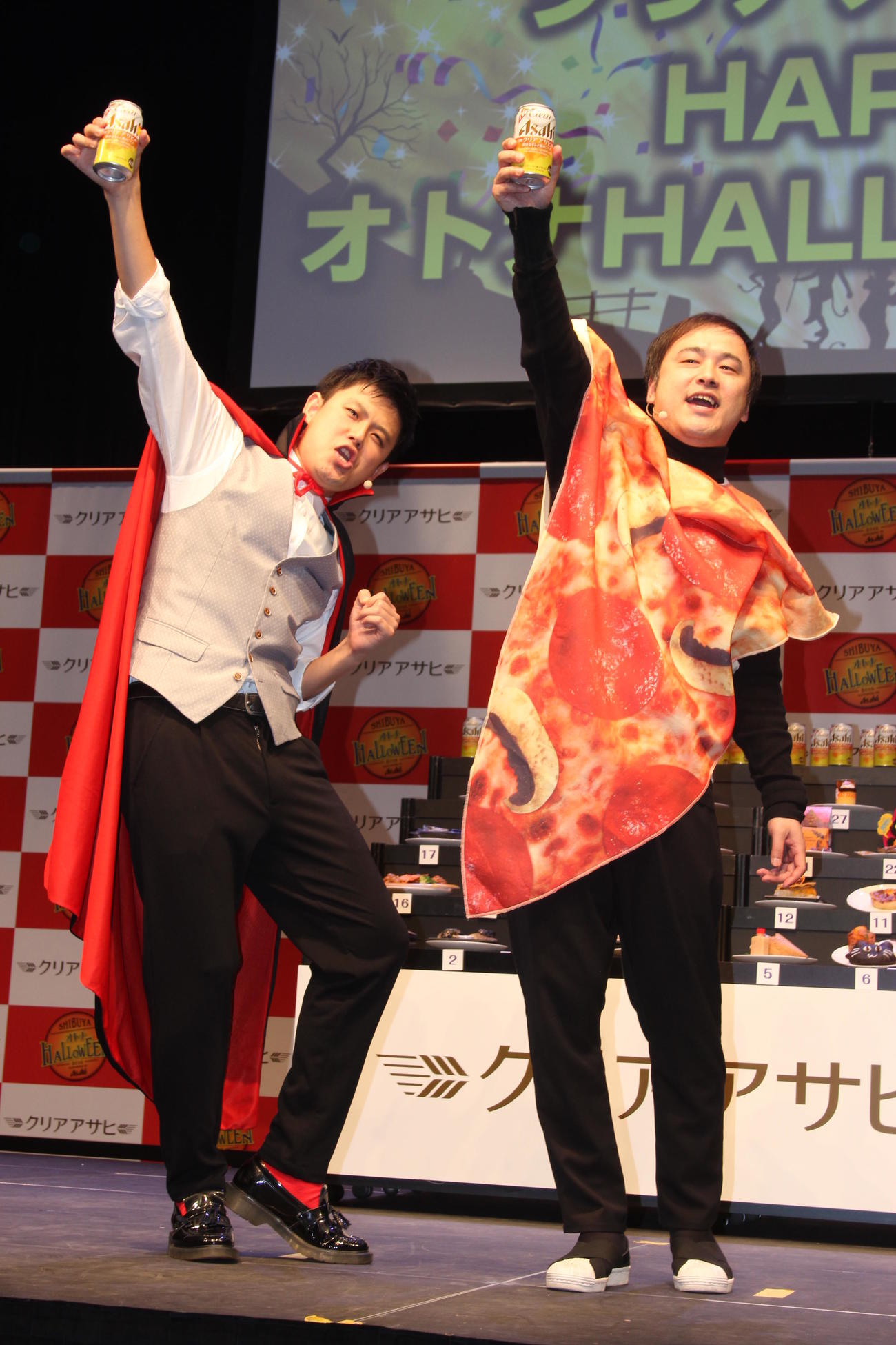 オジンオズボーンの篠宮暁（左）と高松新一（18年10月撮影）