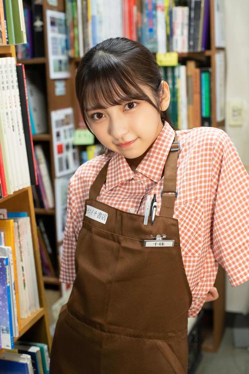 発売中の雑誌「月刊エンタメ」で書店グラビアを披露している＃2i2の十味（撮影／佐賀章広（C）月刊エンタメ）