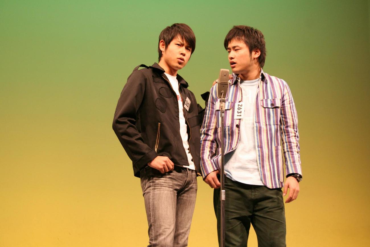 オジンオズボーンの篠宮暁（左）と高松新一（05年10月撮影）