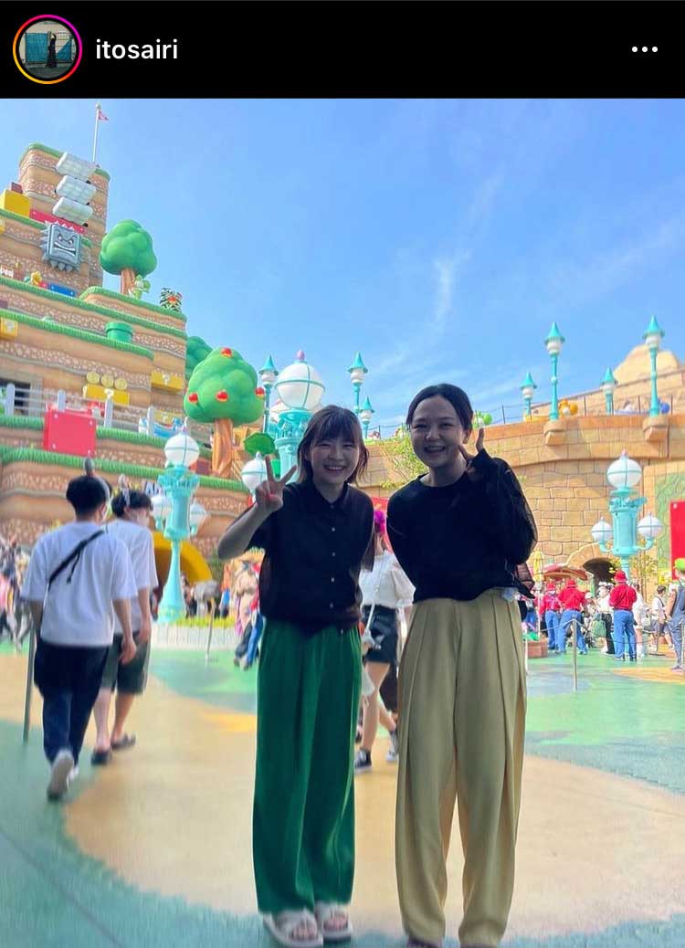 昨年7月に伊藤沙莉（左）がインスタグラムで公開した、蛙亭イワクラとのUSJロケ2ショット
