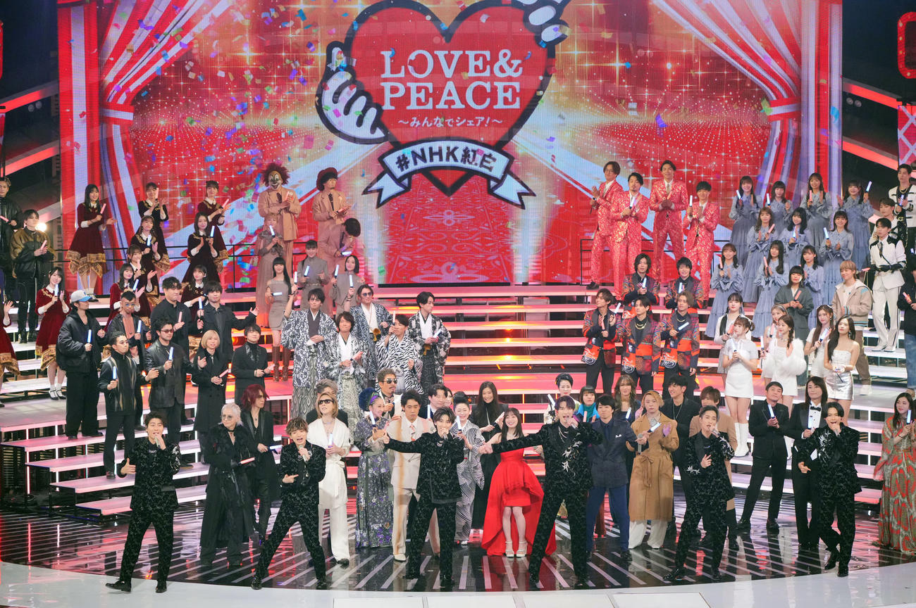 出演者たちを背にトップバッターを務め、「Good Luck！」を熱唱するSixTONES（撮影・垰建太）
