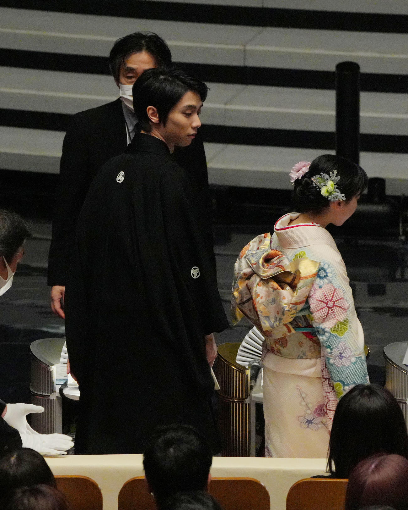 席に着く、ゲスト審査員の羽生結弦さん（左）と芦田愛菜（撮影・垰建太）