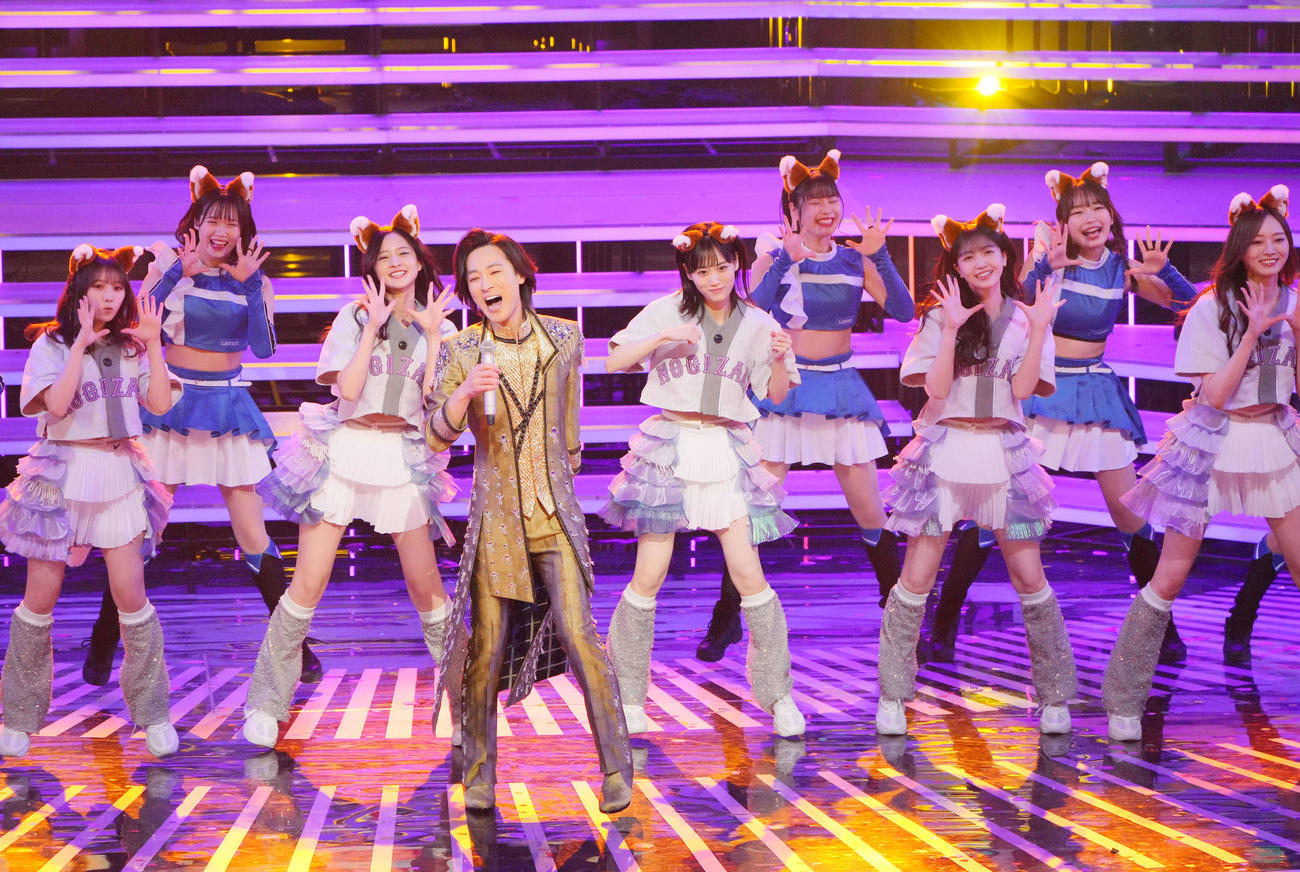 「恋する街角～きつねダンスRemix」で乃木坂46、日本ハムのファイターズガールズとコラボする山内惠介（撮影・垰建太）