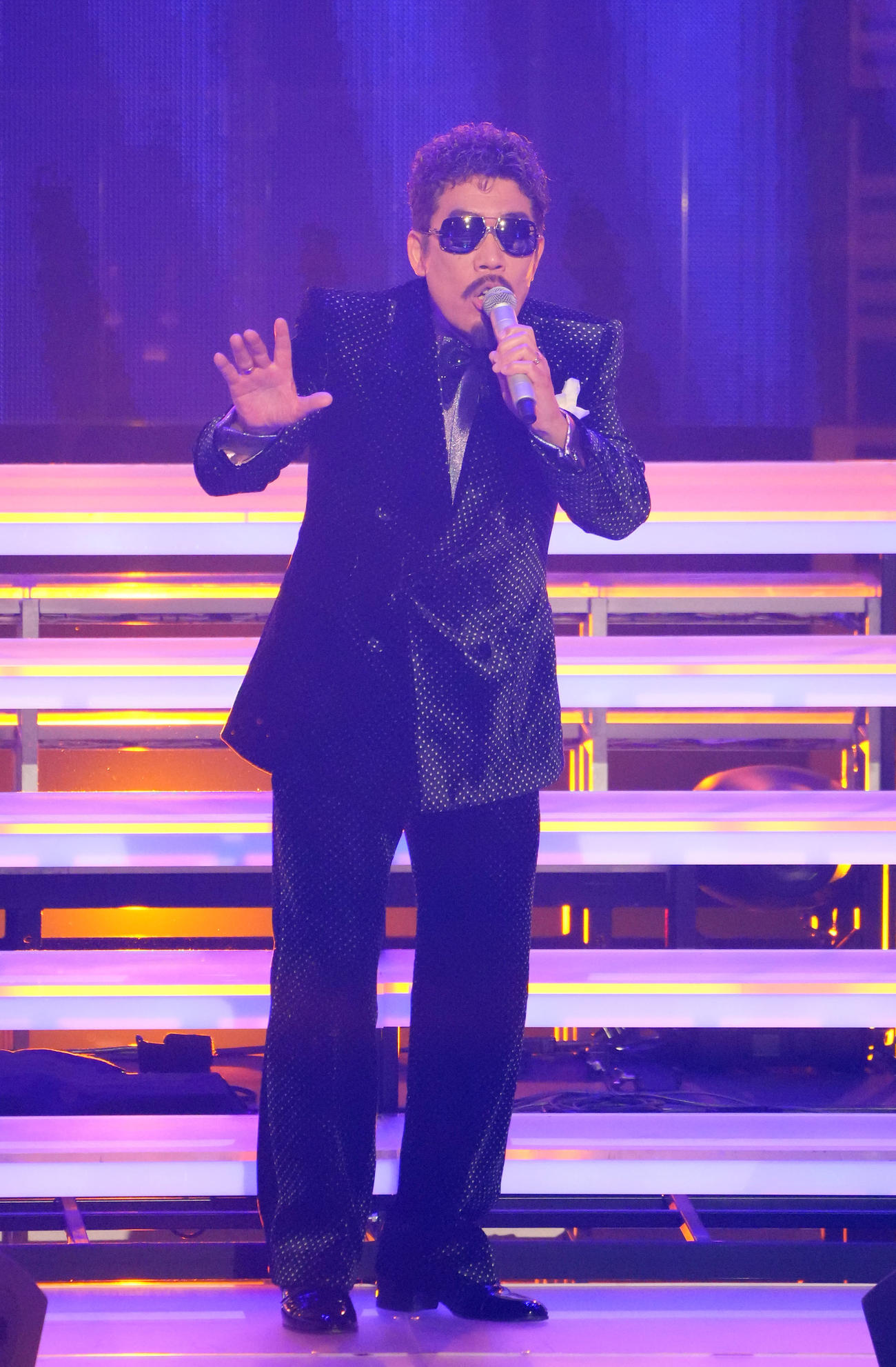 「違う、そうじゃない」を歌い上げる鈴木雅之（撮影・垰建太）