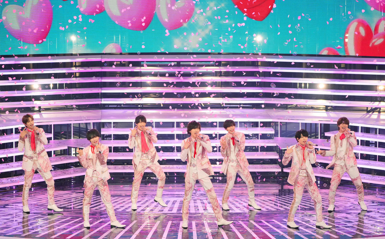 「初心LOVE」を熱唱するなにわ男子（撮影・垰建太）