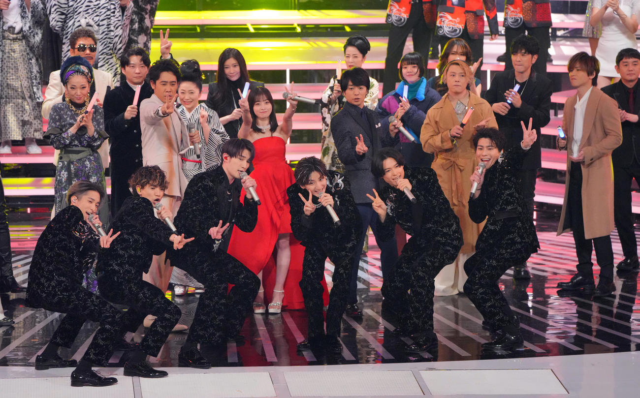 出演者たちを背にトップバッターを務め、「Good Luck！」を熱唱するSixTONES（撮影・垰建太）
