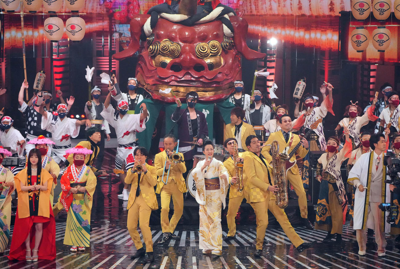 東京スカパラダイスオーケストラとコラボして「お祭りマンボ～スカパラSP～」を熱唱する坂本冬美（撮影・垰建太）