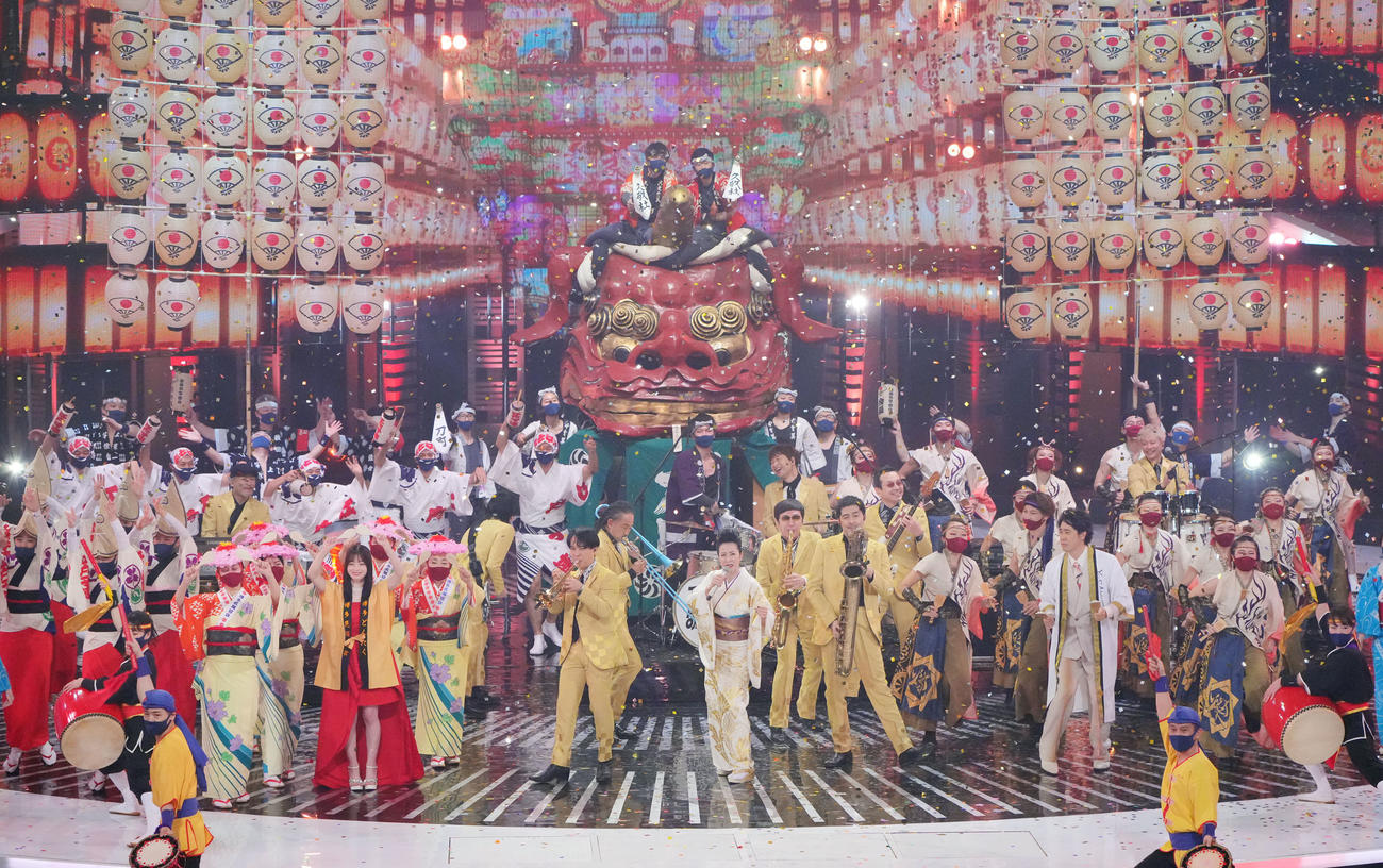東京スカパラダイスオーケストラとコラボして「お祭りマンボ～スカパラSP～」を熱唱する坂本冬美（撮影・垰建太）