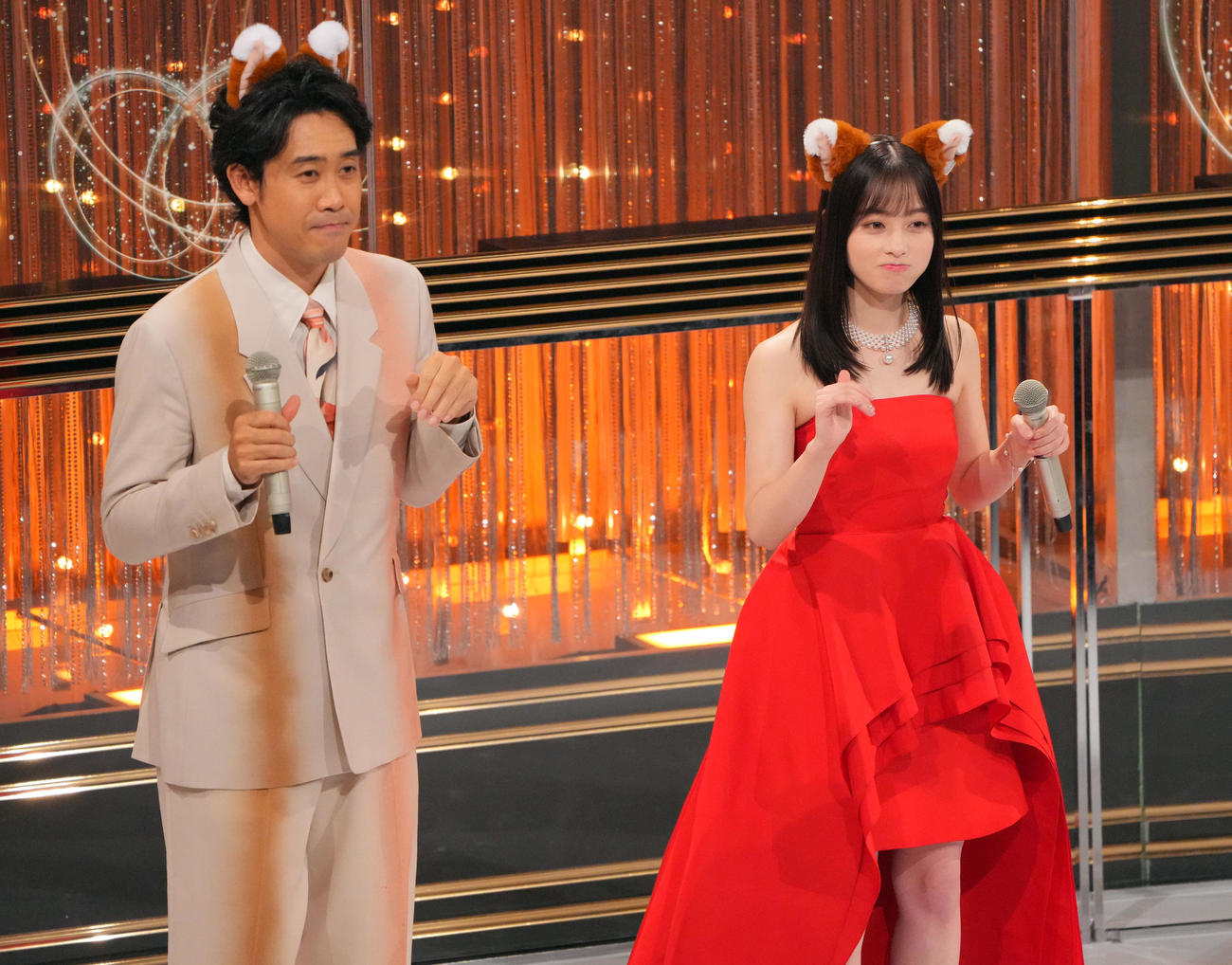 きつねダンスをする司会の大泉洋（左）と橋本環奈（撮影・垰建太）