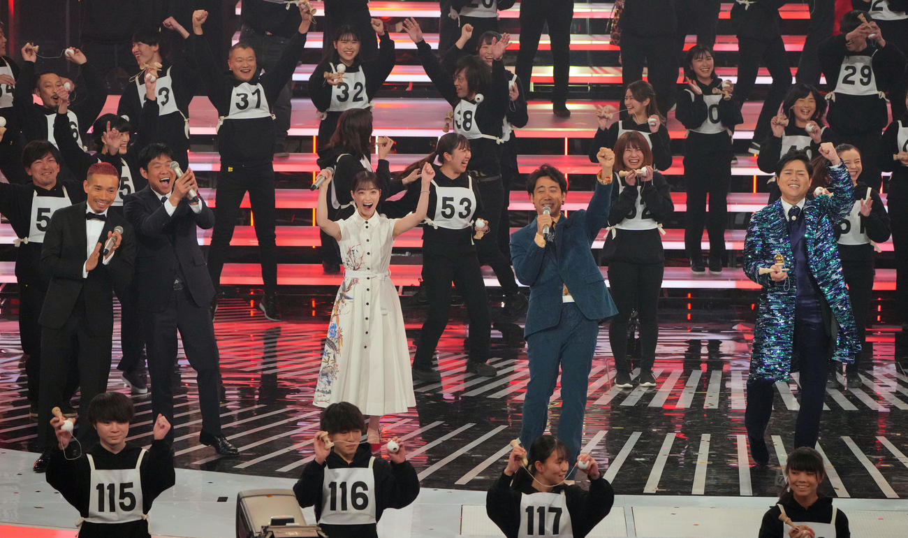 「夢追い人～第6回けん玉世界記録への道～」で3年連続ギネス記録を達成する三山ひろし（右端）。左から長友佑都、森保一監督、橋本環奈、大泉洋（撮影・垰建太）