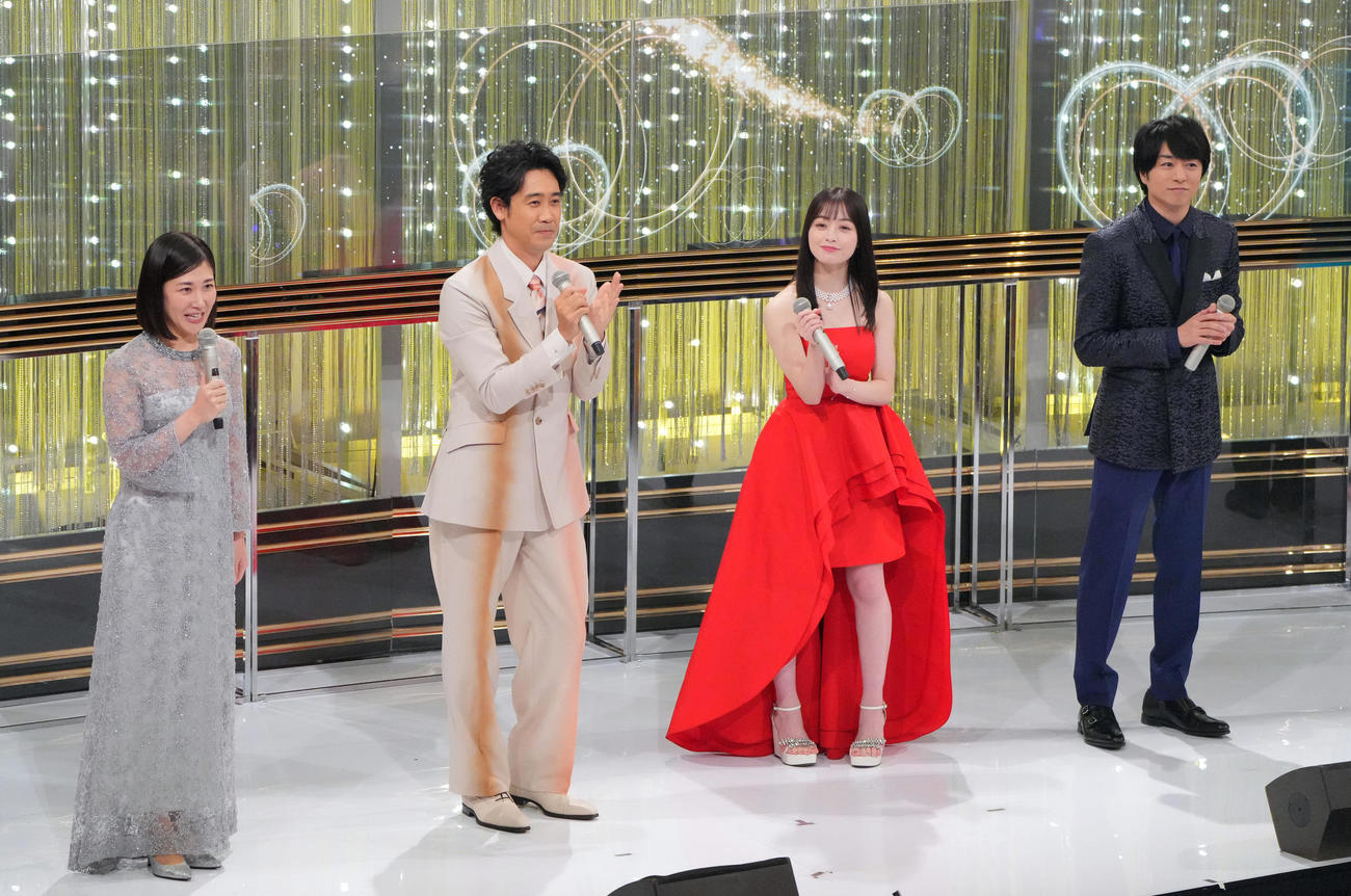 司会を務める、左から桑子真帆アナウンサー、大泉洋、橋本環奈、スペシャルナビゲーターの櫻井翔（撮影・垰建太）