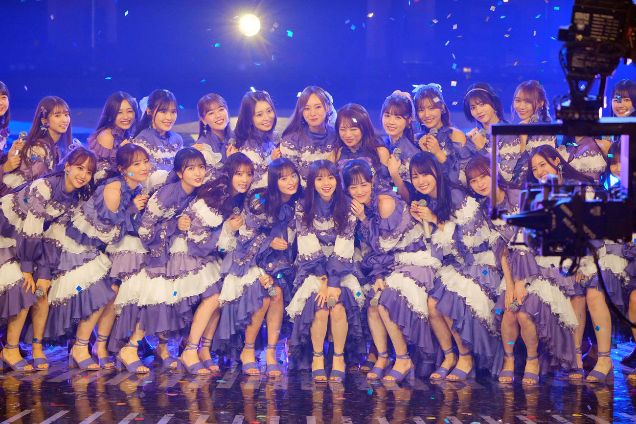 「裸足でSummer」を歌い終え、胸いっぱいの表情の齋藤飛鳥（中央）ら乃木坂46（撮影・垰建太）