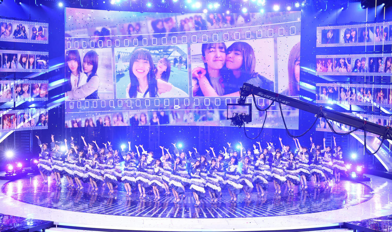 「裸足でSummer」を披露する齋藤飛鳥（中央）ら乃木坂46（撮影・垰建太）