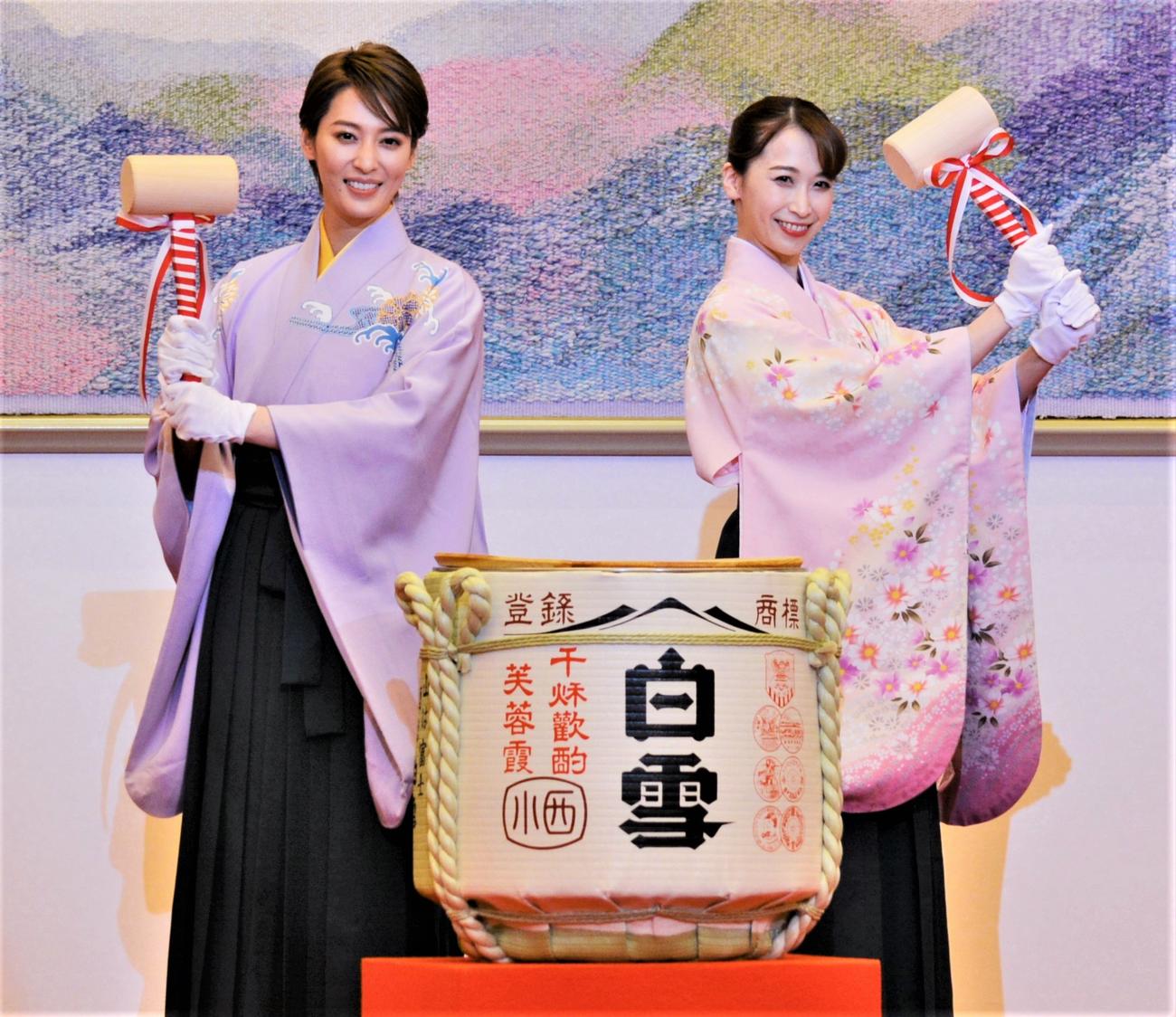 3年ぶり開催の新年鏡開きに参加した宝塚歌劇団の月組トップ月城かなと（左）と、相手娘役の海乃美月