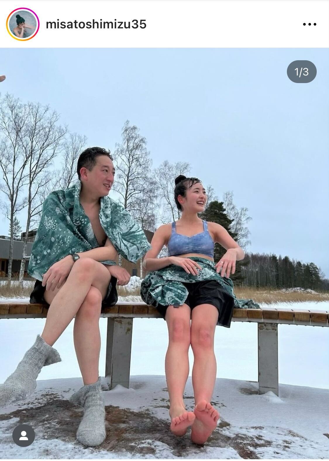 雪景色の中、水着姿でサウナを楽しむサバンナ高橋茂雄と清水みさと（清水みさとのインスタグラムより）
