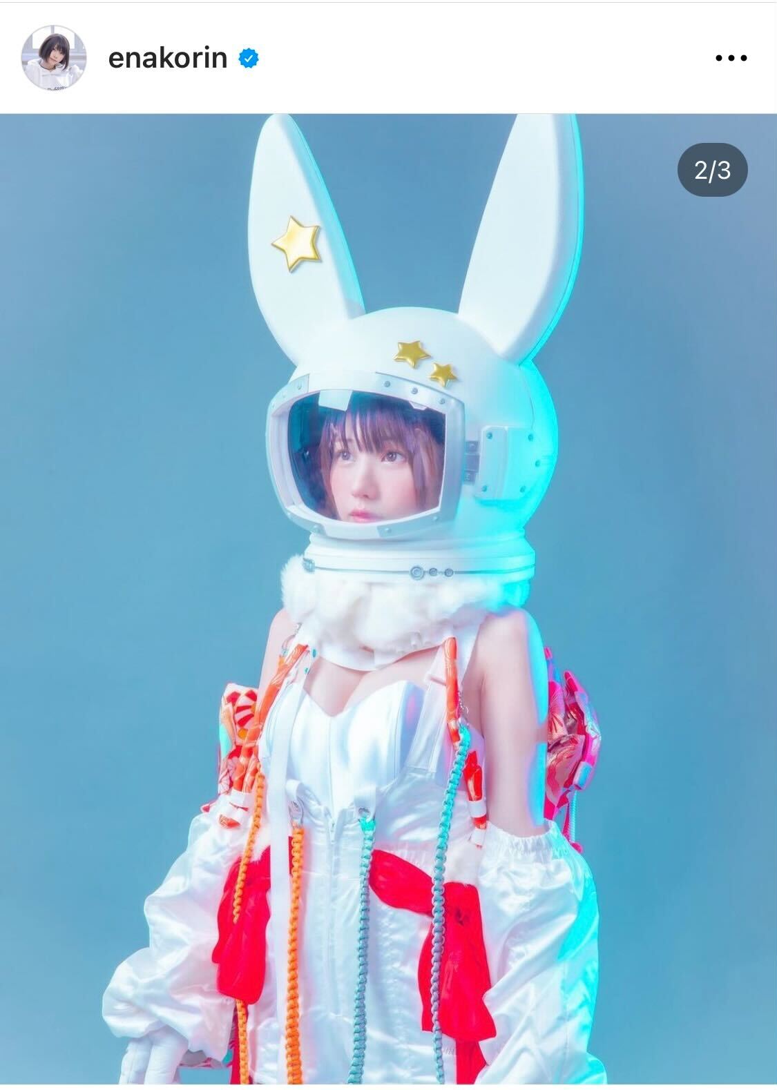 うさぎをイメージした宇宙服衣装のえなこ（えなこのインスタグラムより）