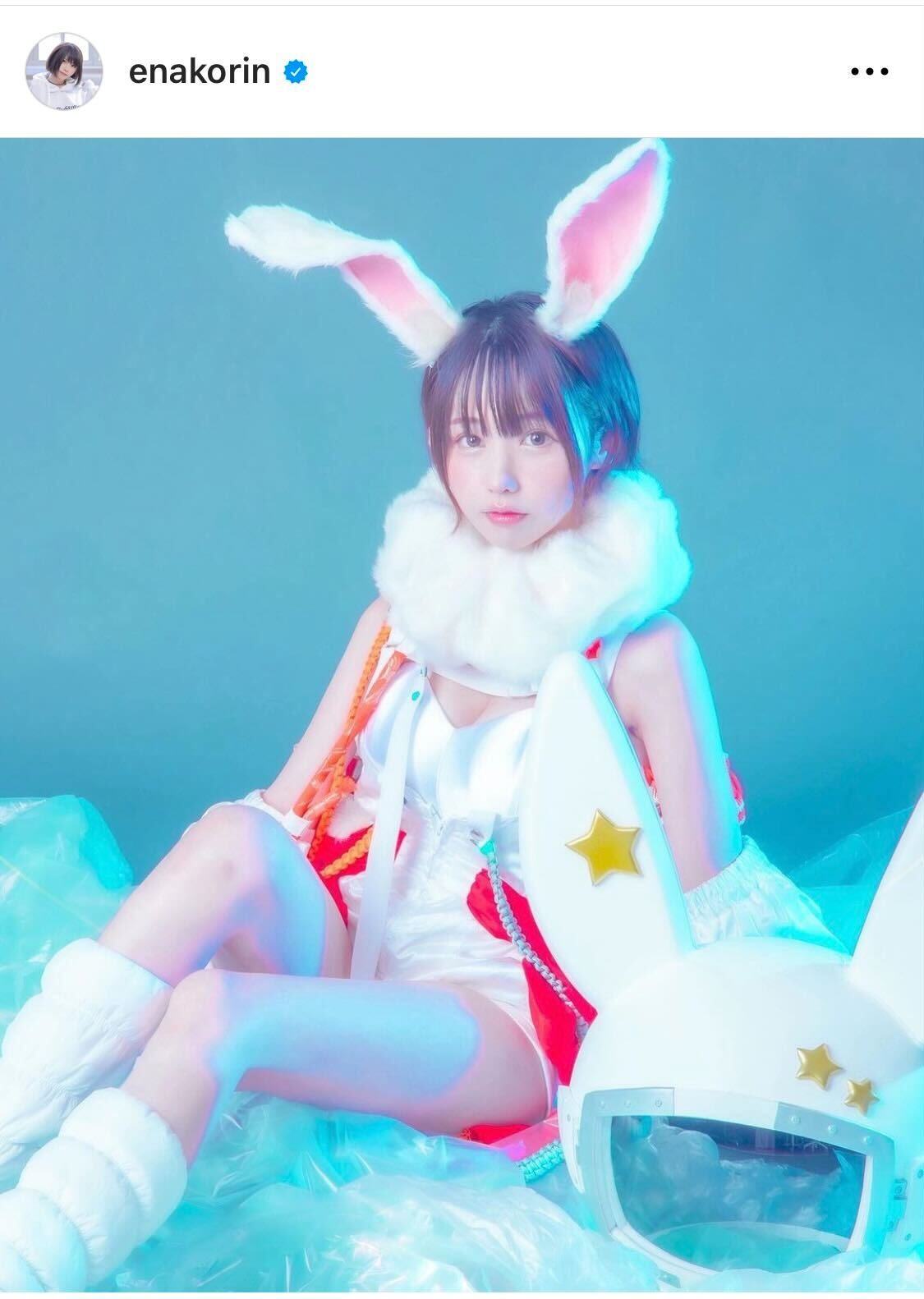 うさぎをイメージした宇宙服衣装のえなこ（えなこのインスタグラムより）