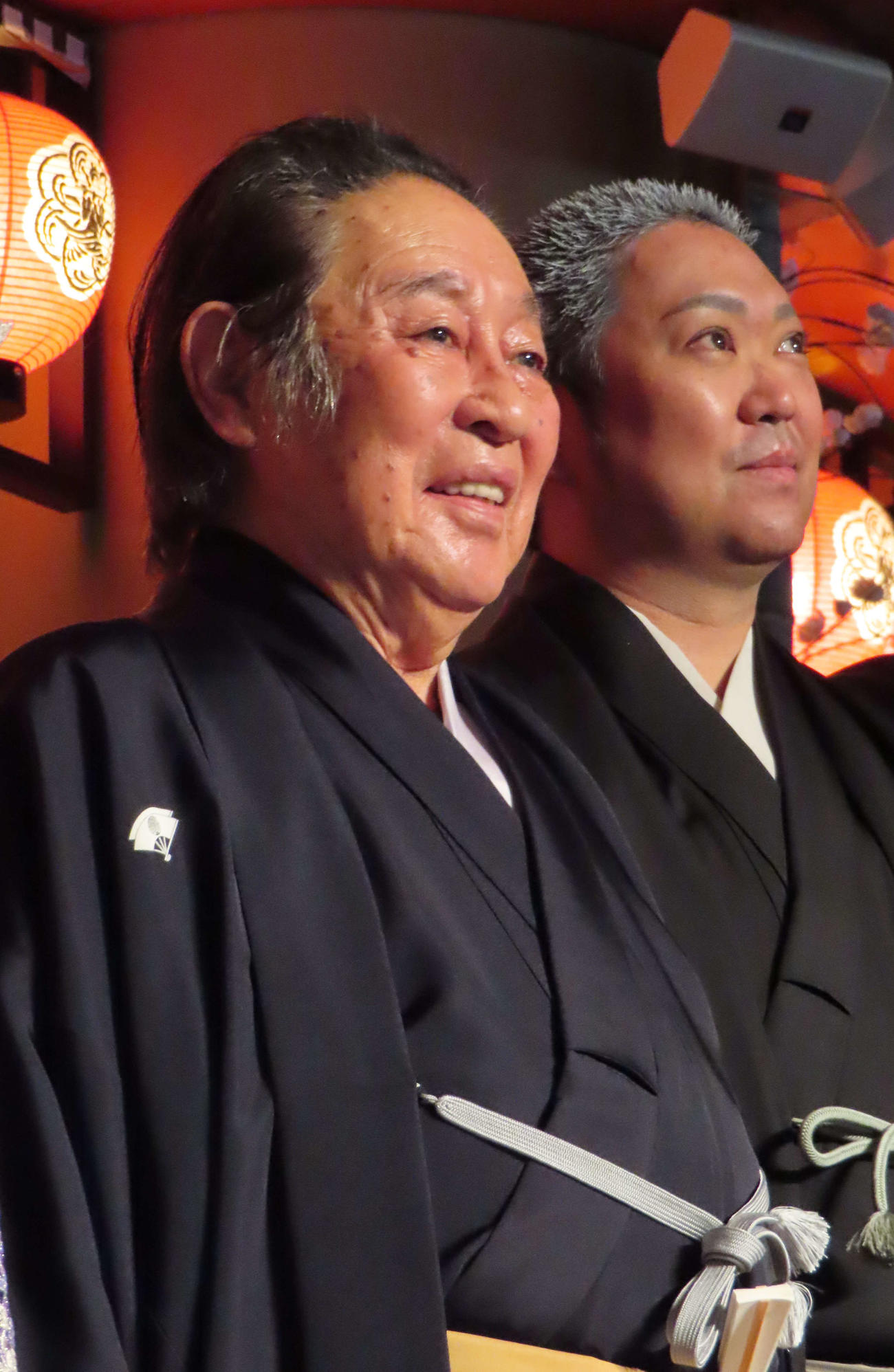 国立劇場初日にあいさつする尾上菊五郎。奥は尾上松緑