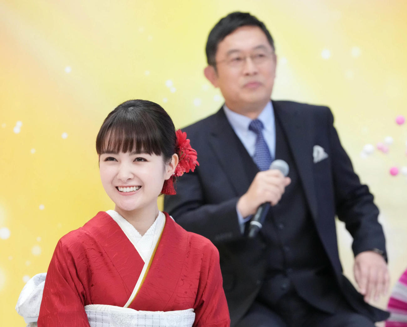 記者会見に着物姿で臨む葵わかな。右は内藤剛志（撮影・小沢裕）