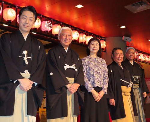 国立劇場初日前にあいさつする、左から尾上菊之助、中村時蔵、日本芸術文化振興会理事長の河村潤子氏、尾上菊五郎、尾上松緑