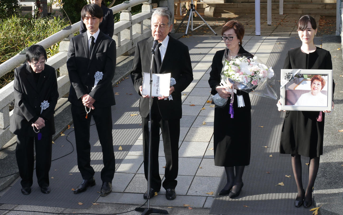 赤木春恵さん告別式での野杁俊希さん（左から２人目）（2018年12月撮影）