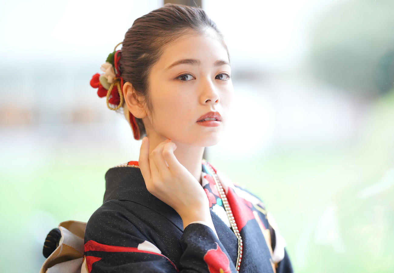 かわいらしい笑顔も素敵ですが赤と黒の晴れ着と時折見せる上品な表情が大人っぽさを感じさせる小芝風花（撮影・垰建太）