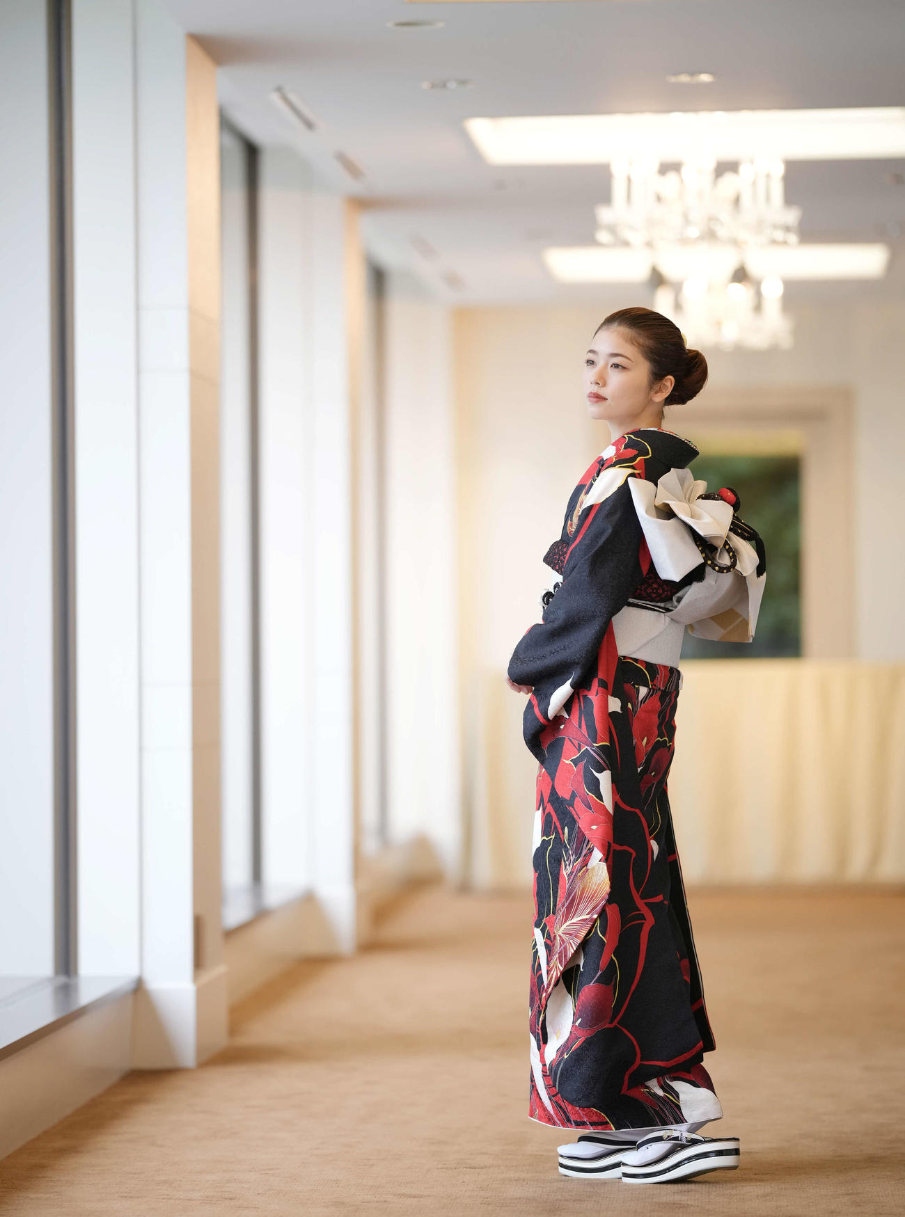 かわいらしい笑顔も素敵ですが赤と黒の晴れ着と時折見せる上品な表情が大人っぽさを感じさせる小芝風花（撮影・垰建太）